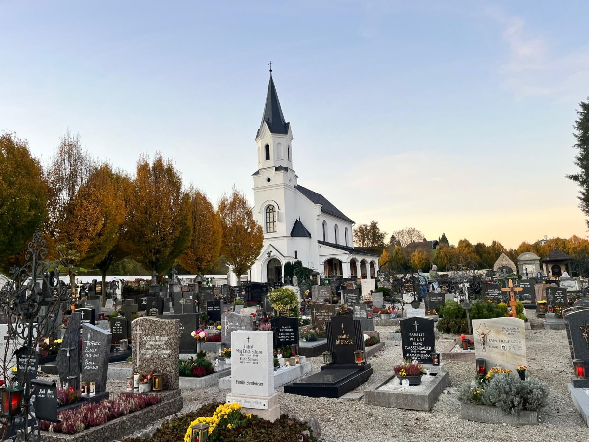  Nach Hagelschäden - Friedhofkapelle erstrahlt in neuem Glanz 